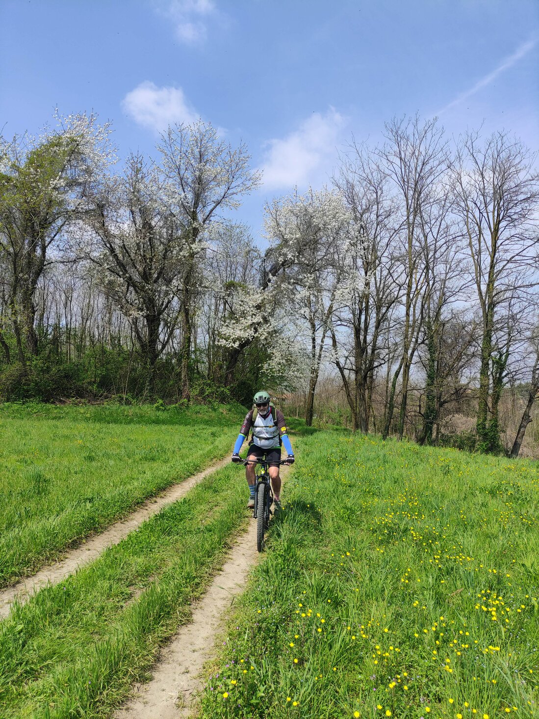 Percorso gravel facile lungo una ciclabile nel verde