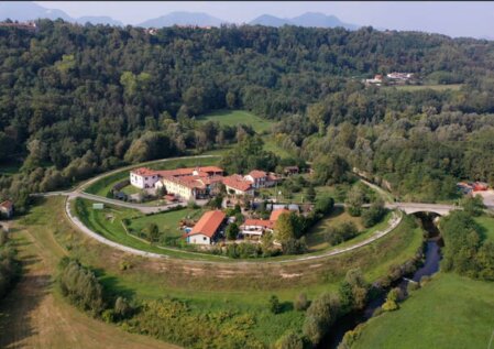 Striscione sponsor lungo il percorso gravel