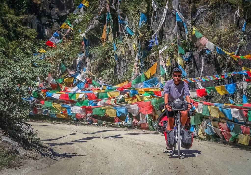 Ciclista gravel su sentiero boschivo in avventura