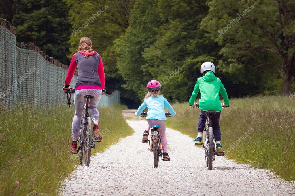 Percorso gravel facile lungo una ciclabile nel verde